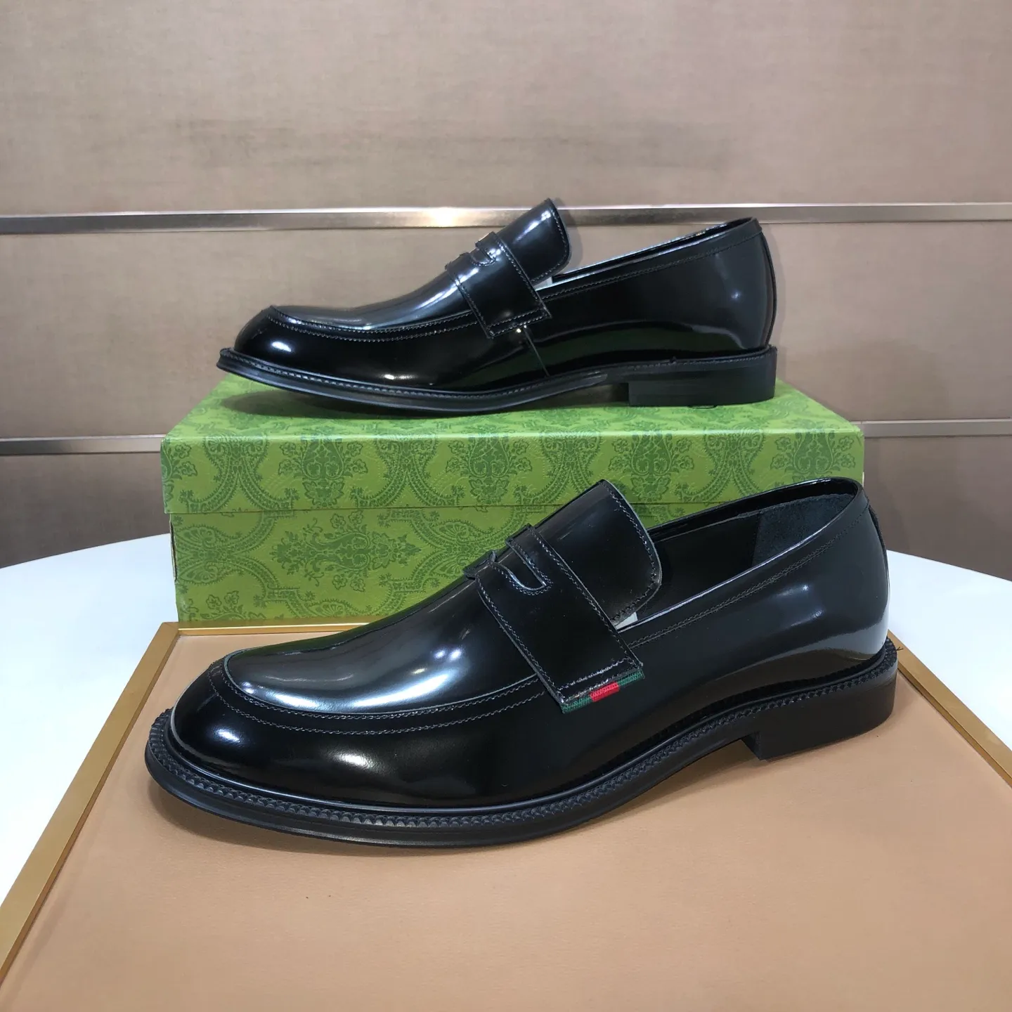 Factory batch 500💰Italy’s top luxury men’s shoe giant (GUCCI) (Gucci) (full cowhide lining) new arrival🍃Original European style🔰 Pleasant to the eye😍In order to make the shoes more durable and non-deformable🌀The production continues to follow traditional methods but there is still no lack of innovation💪The original sheepskin is selected for the leather♻️Smooth, natural and extra bright⭐Made of imported cowhide The rich man’s first choice 38-45 (45 customized)